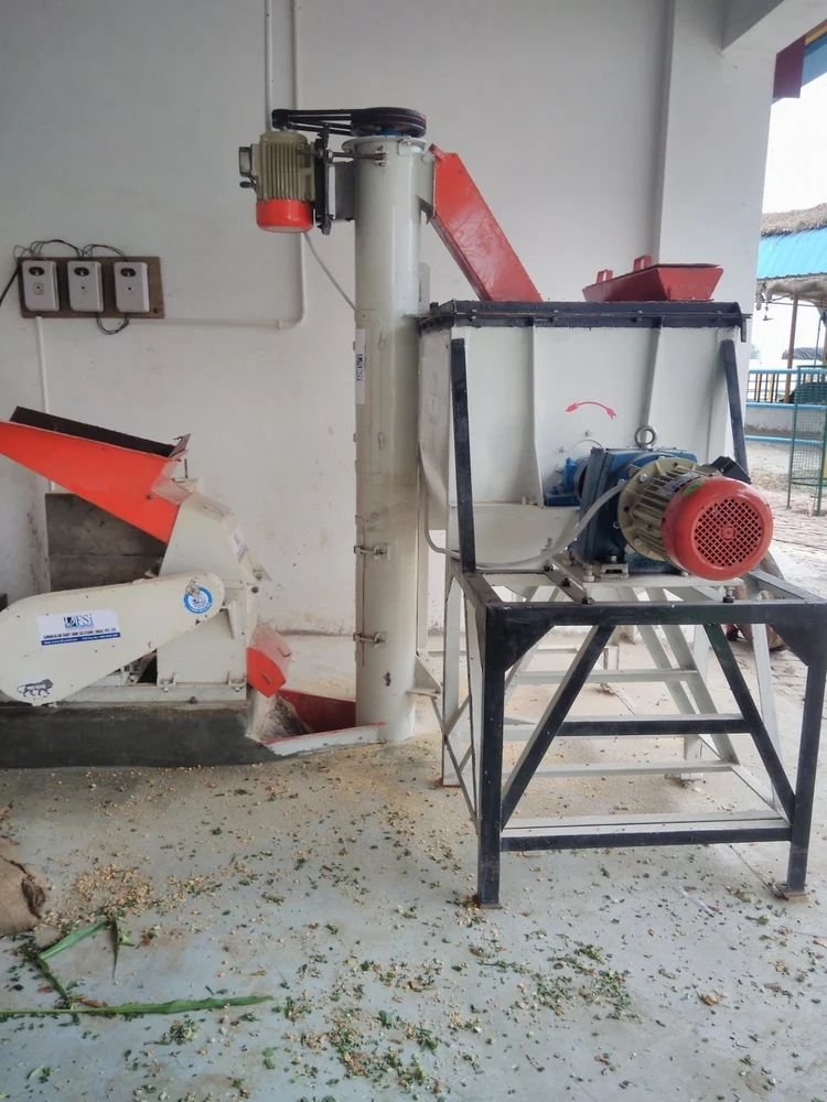 1000 Kg Grinder Cum Feed Mixer